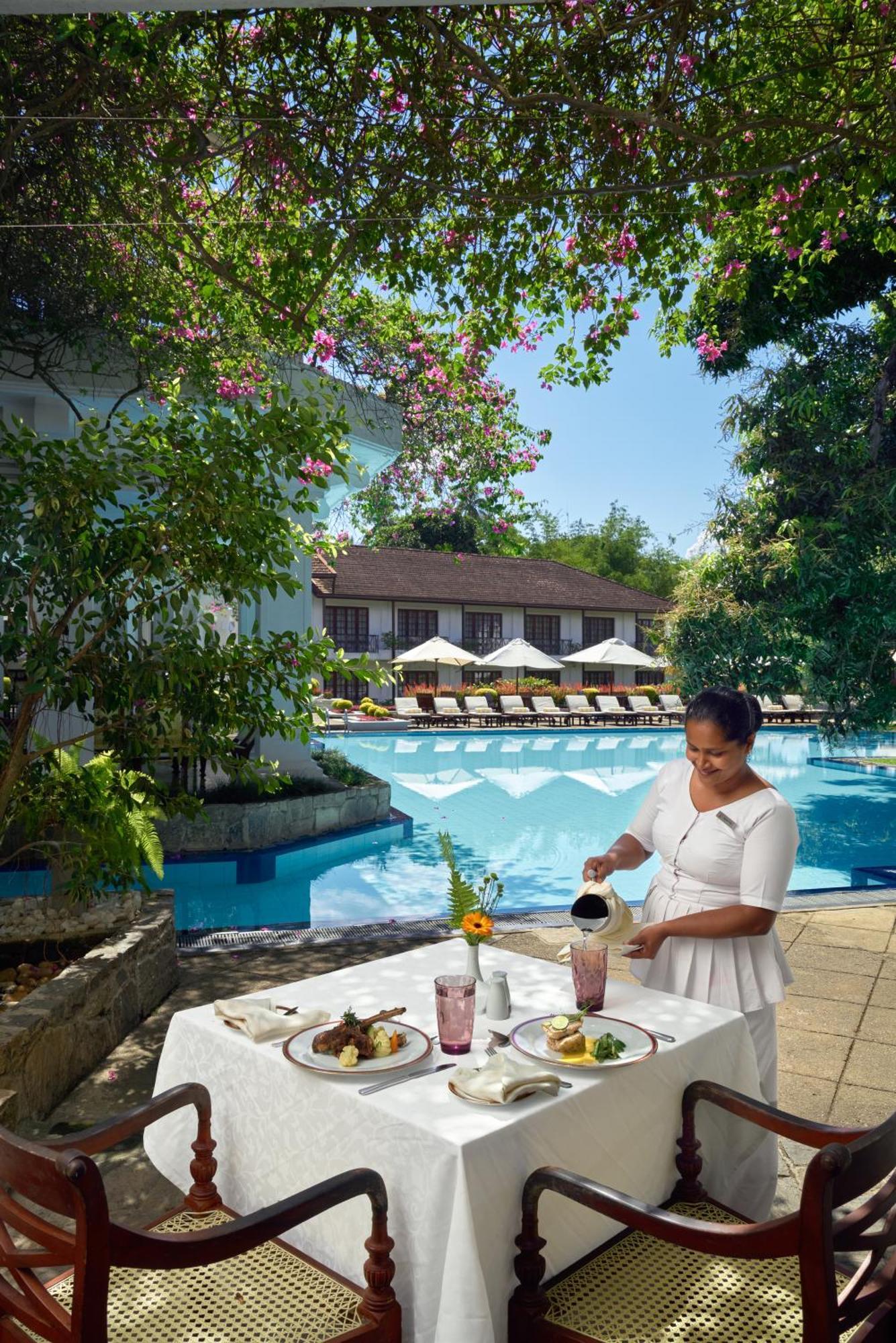 Mahaweli Reach Hotel Kandy Exterior foto